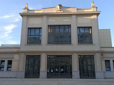 ...che si ritrova anche sopra l�ingresso monumentale, corredato dalla data di costruzione �Anno 1930 � VIII� (ovvero ottavo anno dell�era fascista, che decorreva dal 1922) e dallo scudo bianco e rosso simbolo della citt�